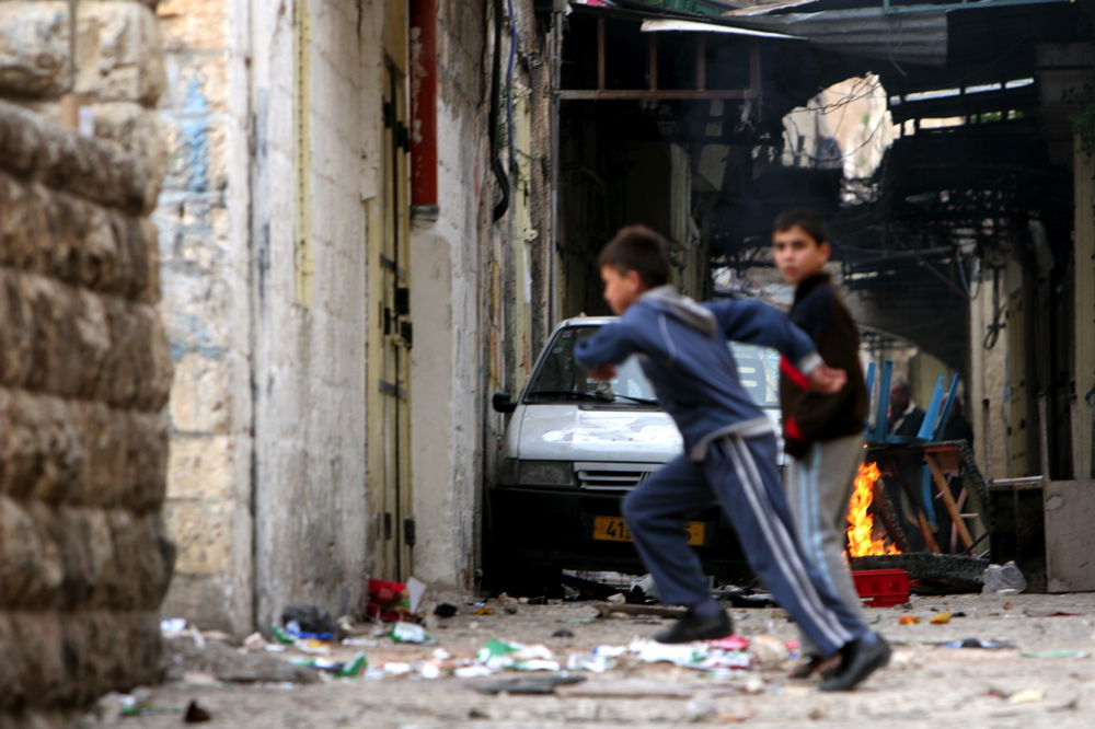 Palestinian children running Feb 9 07 08