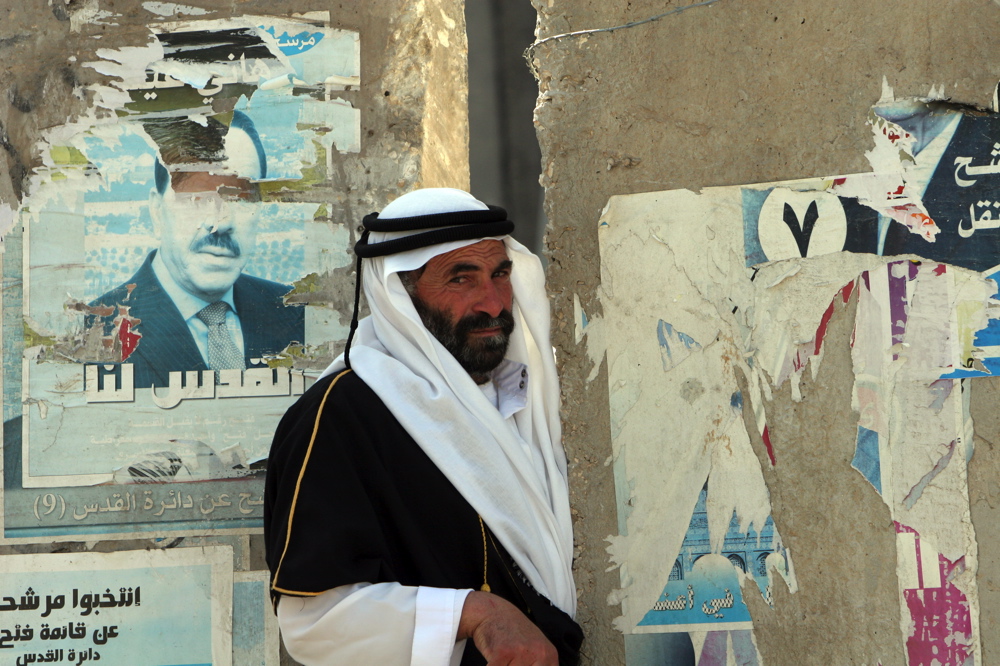 Palestinian man crossing Wall, El Azhariyia 13 06  06 01