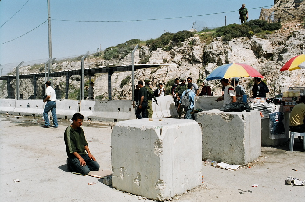Qalandiya Checkpoint, Apr.04 01